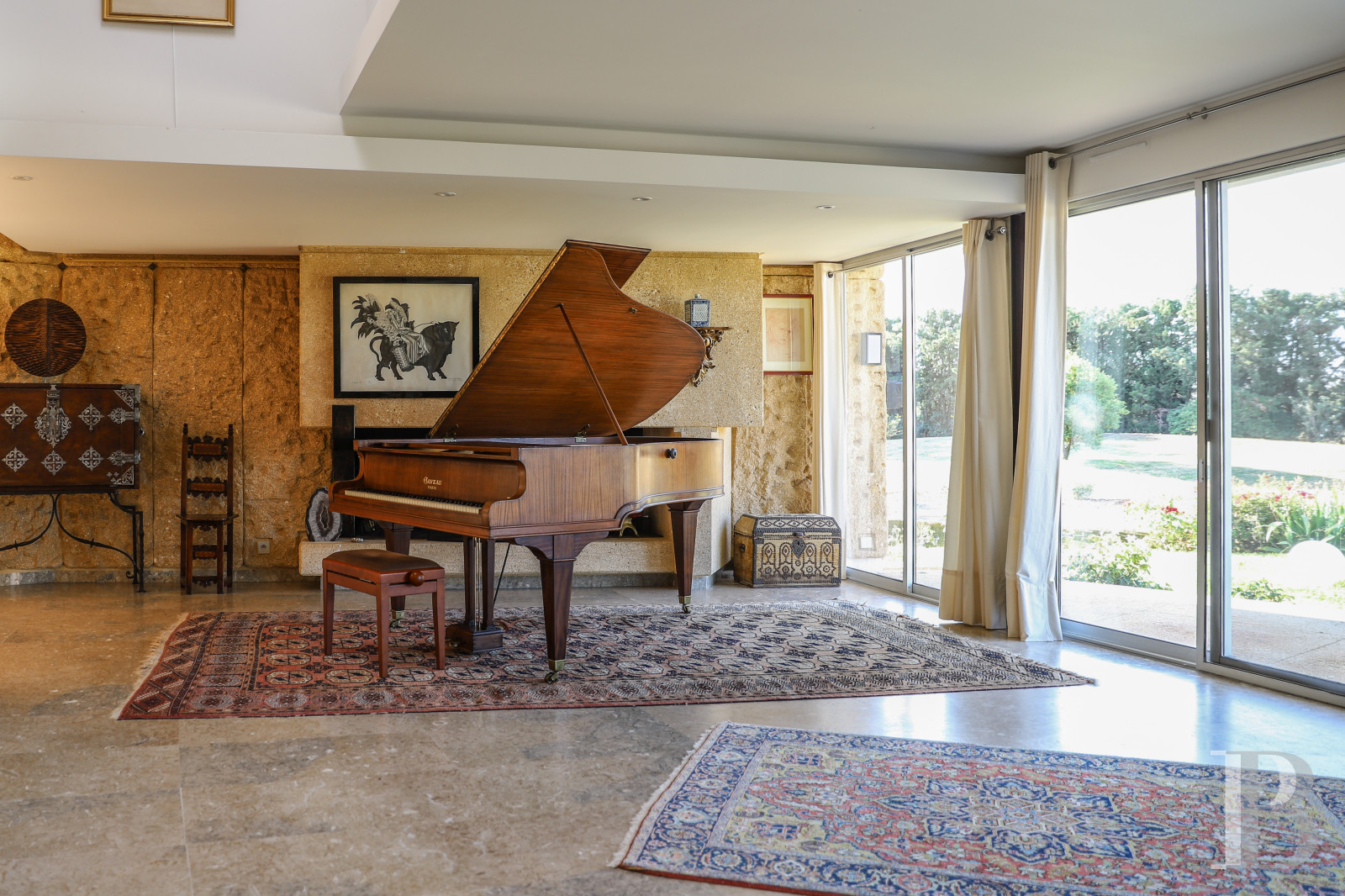 A villa designed and built by a Modernist architect in the heart of an arboreal estate close to Nîmes - photo  n°16